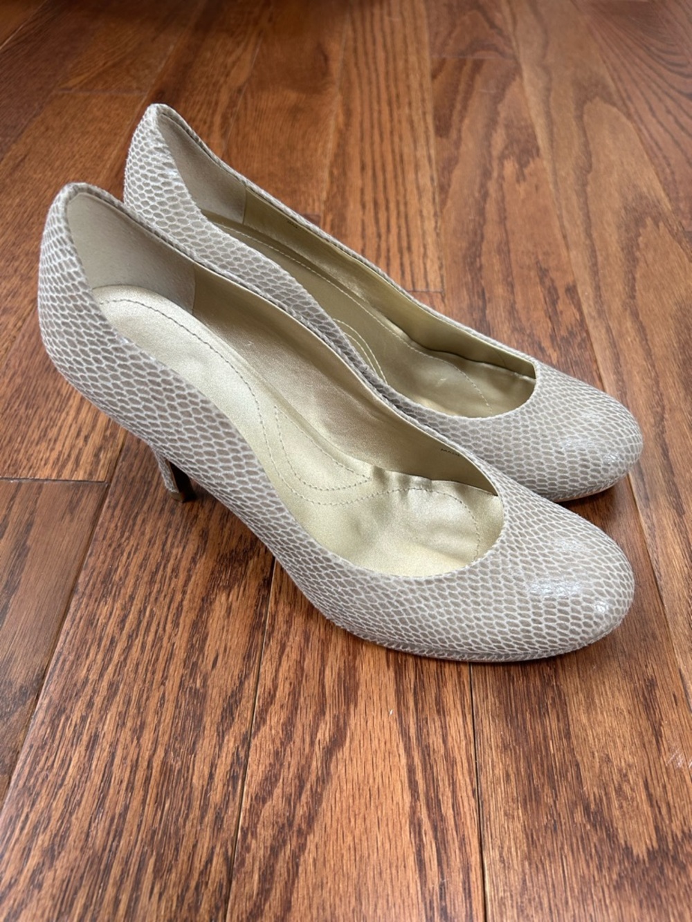 Tahari Colette pumps sand-colored snakeskin print size 8